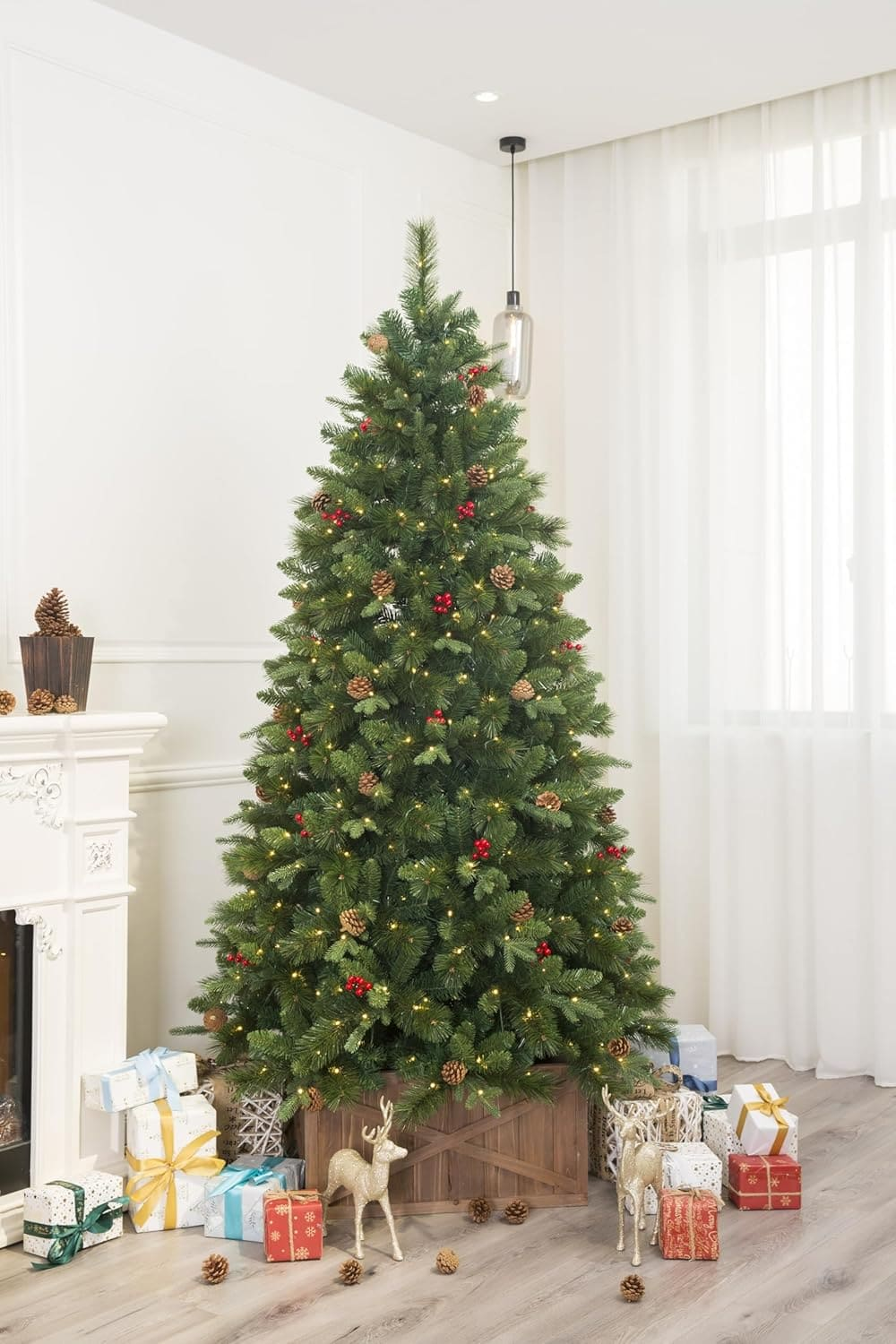 Árbol navideño con piñas, frutos rojos y follaje realista