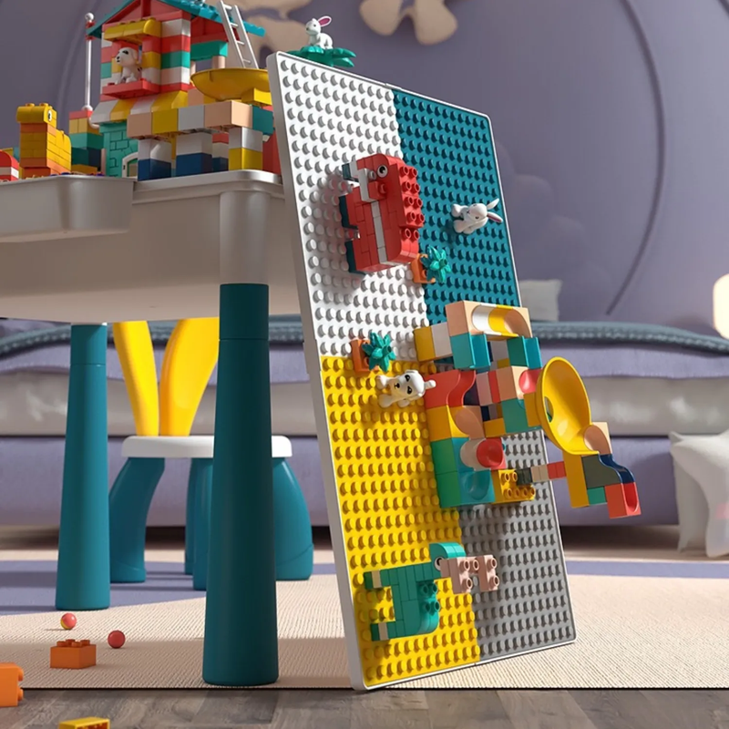Mesa de juego con silla y 102 piezas  de lego