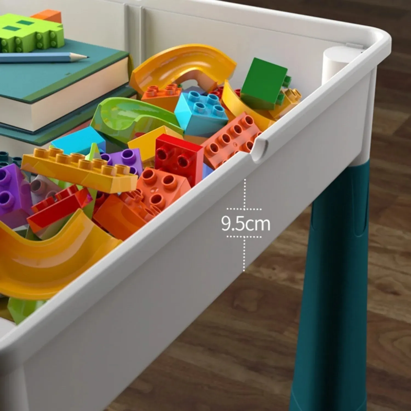 Mesa de juego con silla y 102 piezas  de lego