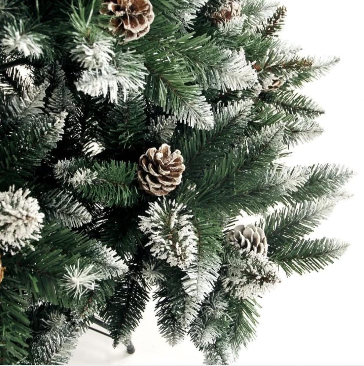 Árbol navideño nevado con esferas rojas y follaje realista