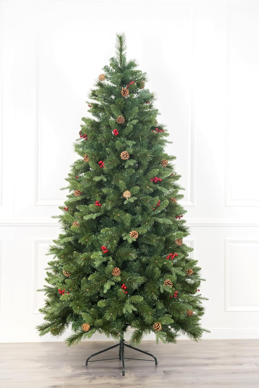 Árbol navideño con piñas, frutos rojos y follaje realista