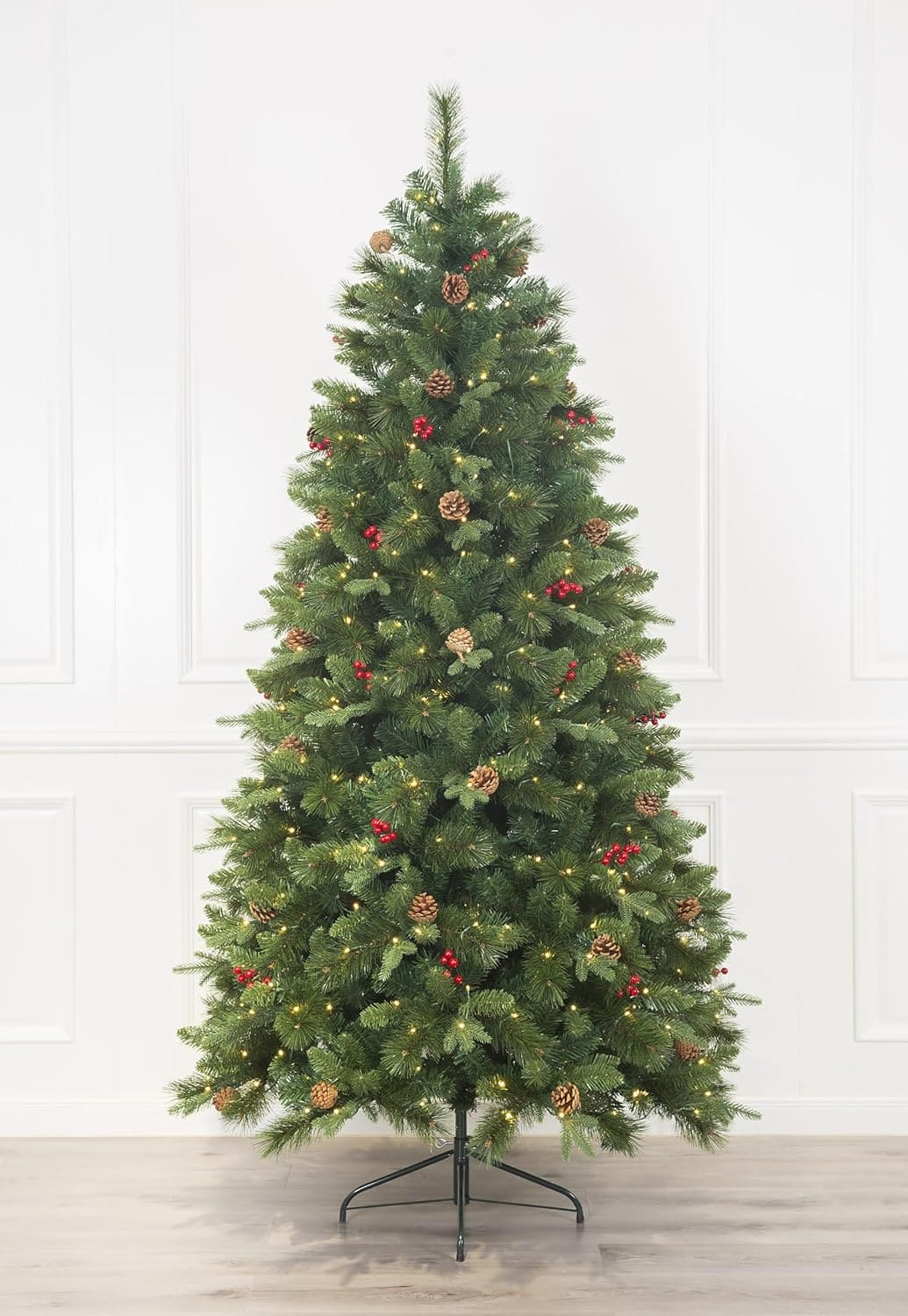 Árbol navideño con piñas, frutos rojos y follaje realista